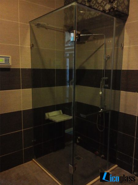  THI CÔNG VÁCH TẮM KÍNH CHỊ PHƯƠNG LÒ ĐÚC 